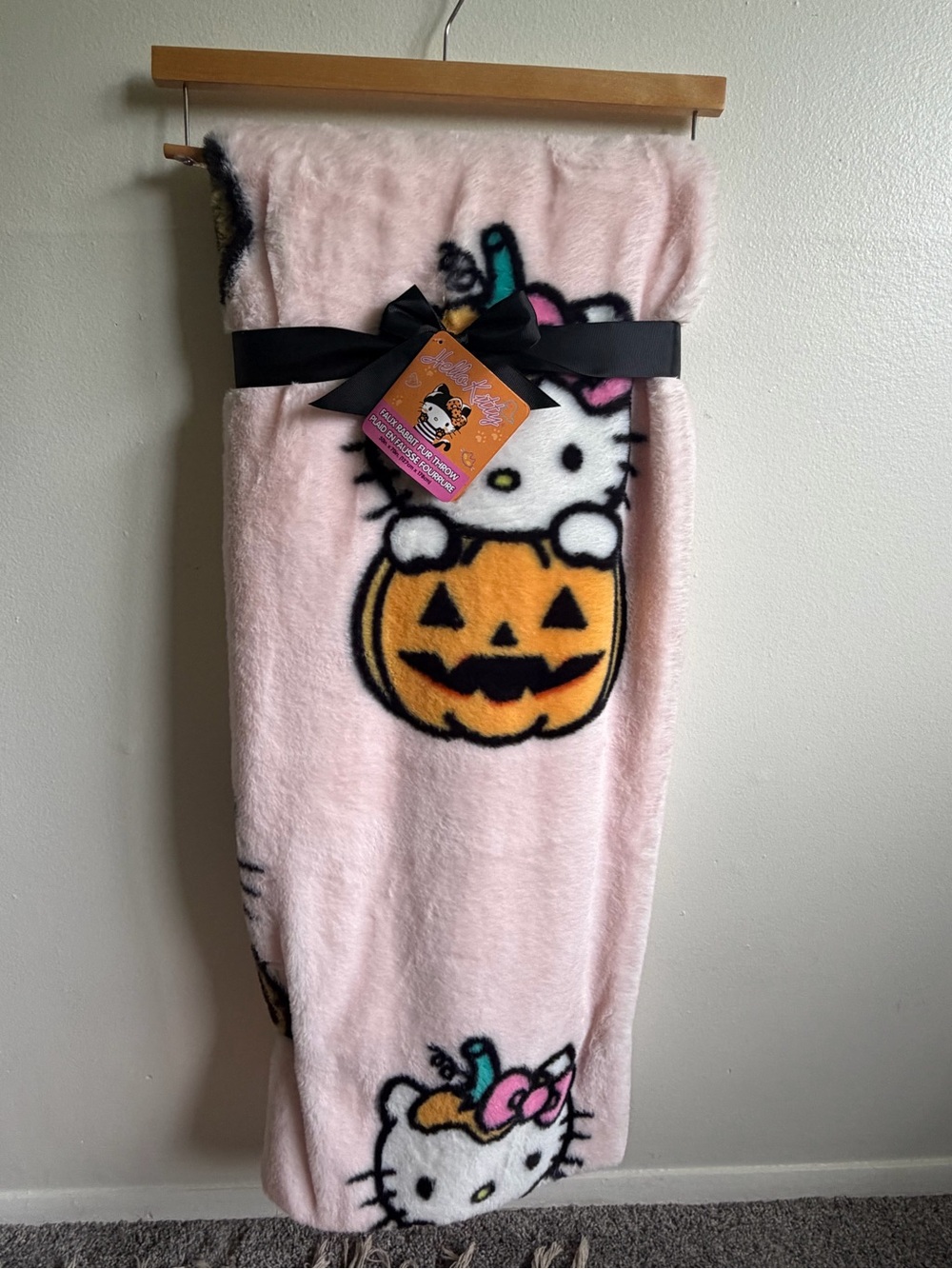 BRAND NEW WITH TAGS LIMITED EDITION Hello Kitty Pink Halloween Blanket
